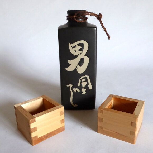 JAPAN JAPANESE HANDCRAFTED TRADITIONAL 3 PIECE SAKE SET DECANTER & WOOD CUPS NEW - Picture 1 of 11